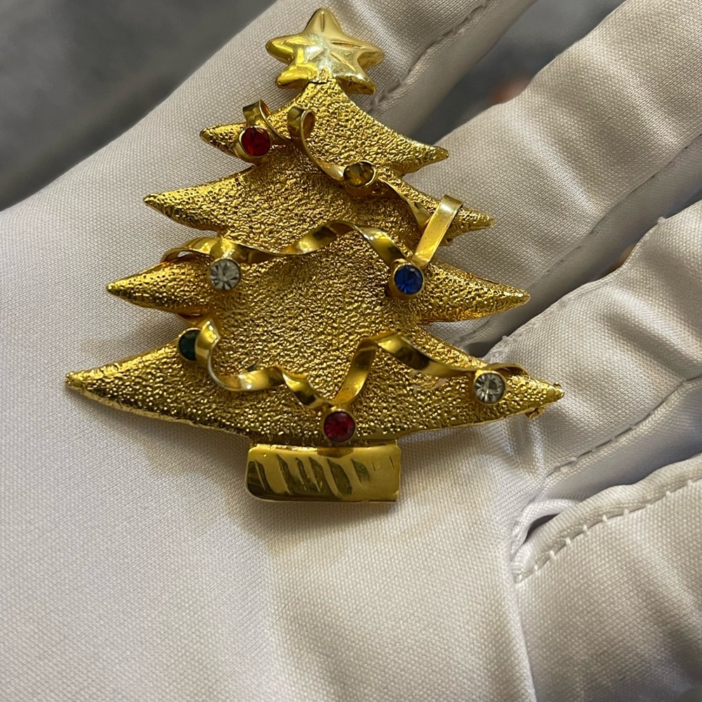 Vintage Gold-Tone Christmas Tree Brooch – Multicolor Rhinestones
